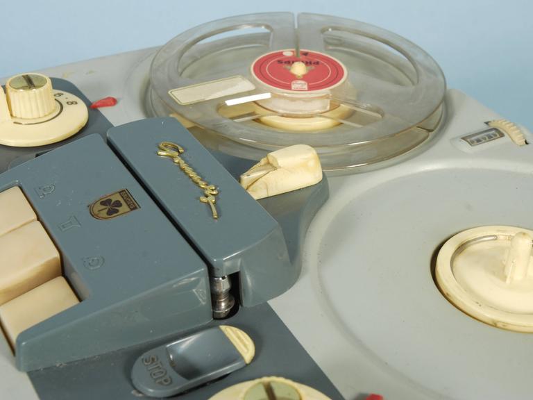 Blick auf ein historisches Tonbandgerät mit Drucktasten und zwei Spultellern.