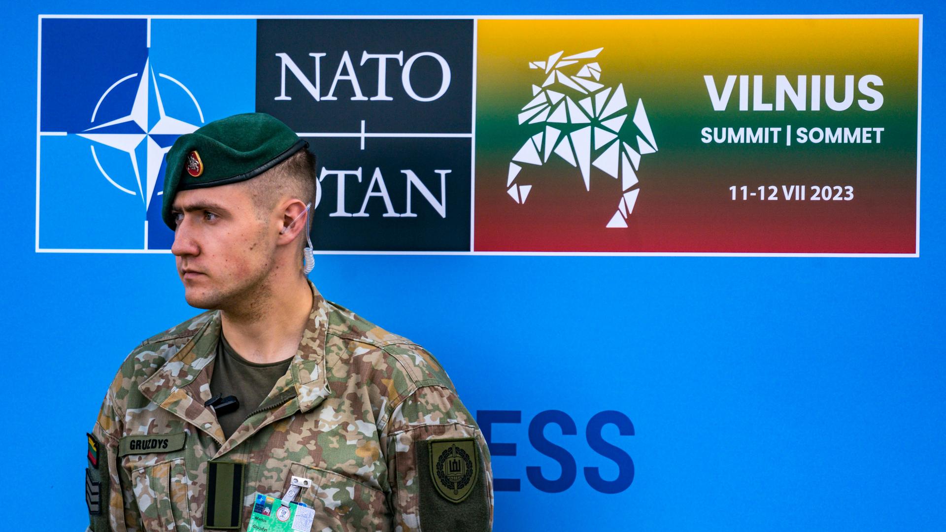 Ein litauischer Soldat bewacht den Nato-Gipfel in Vilnius. 