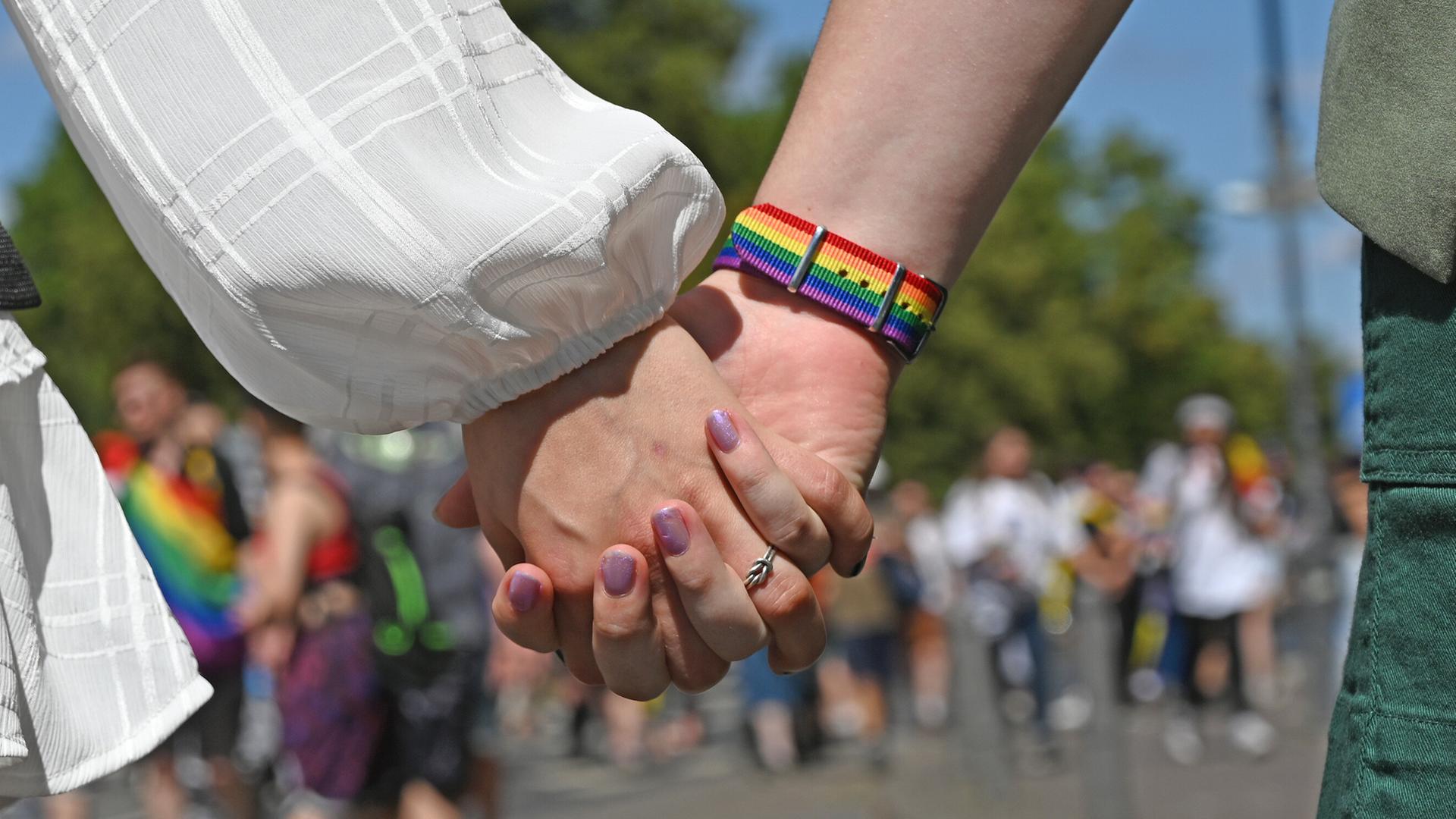 Frauen halten sich Händchen während der Demonstration zum Christopher Street Day (CSD). Frauen halten sich Händchen während der Demonstration zum Christopher Street Day (CSD).