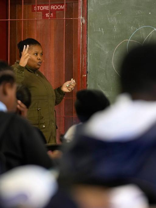 Die Tutorin Lebohang Mphuthi steht vor einer Klasse der Omar H.S. Ebrahim Primary School in Pretoria. Die Tutorin Lebohang Mphuthi steht vor einer Klasse der Omar H.S. Ebrahim Primary School in Pretoria.