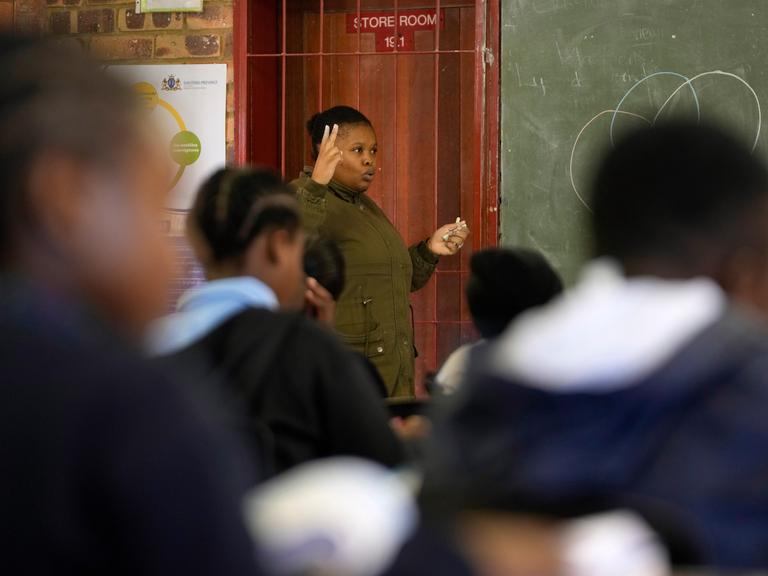 Die Tutorin Lebohang Mphuthi steht vor einer Klasse der Omar H.S. Ebrahim Primary School in Pretoria. Die Tutorin Lebohang Mphuthi steht vor einer Klasse der Omar H.S. Ebrahim Primary School in Pretoria.