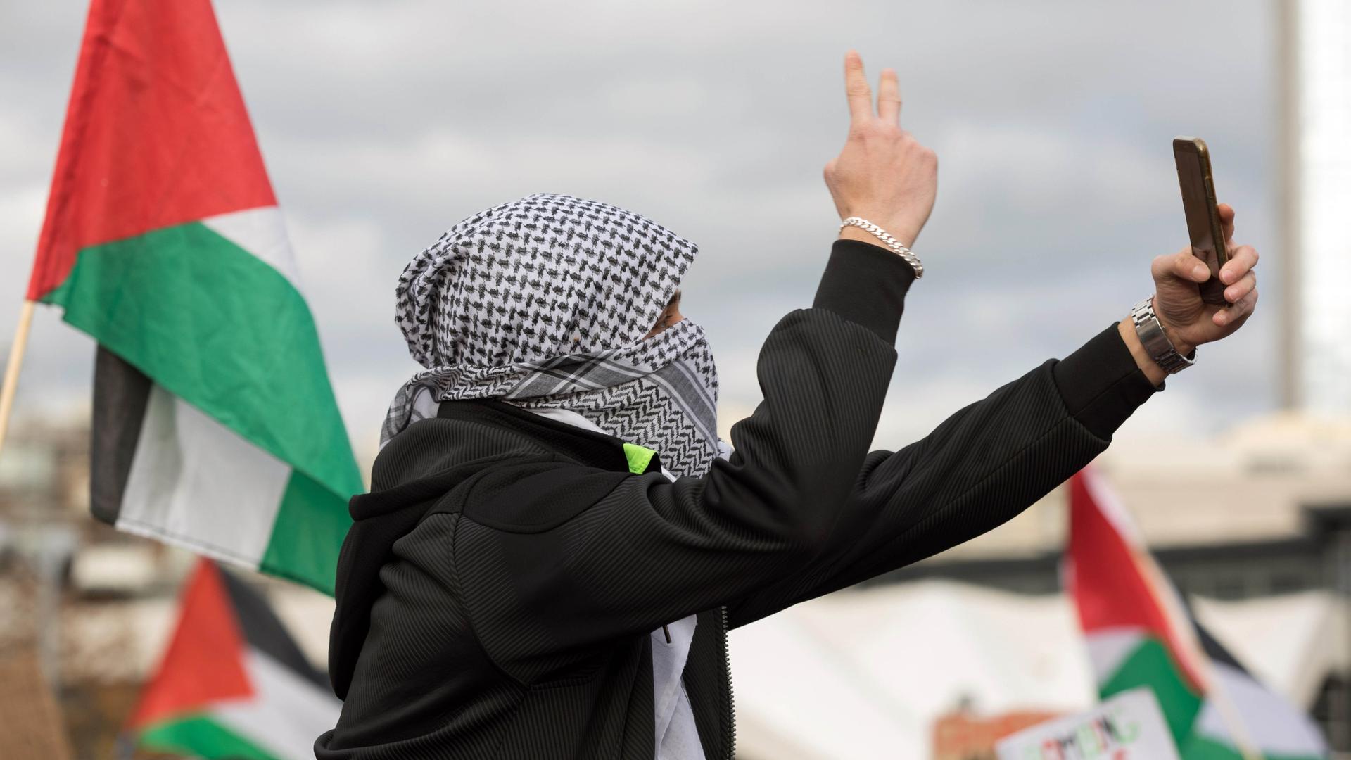 Ein Mann filmt sich mit seinem Hany bei einer pro-palästinensischen Demonstration.
