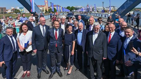 Gruppenbild auf der deutsch-polnischen Brücke zum Festakt unter anderem mit Brandenburgs Ministerpräsident Woidke, Polens Außenminister Sikorski, Bundesaußenministerin Baerbock und Ex-Außenminister Joschka Fischer 