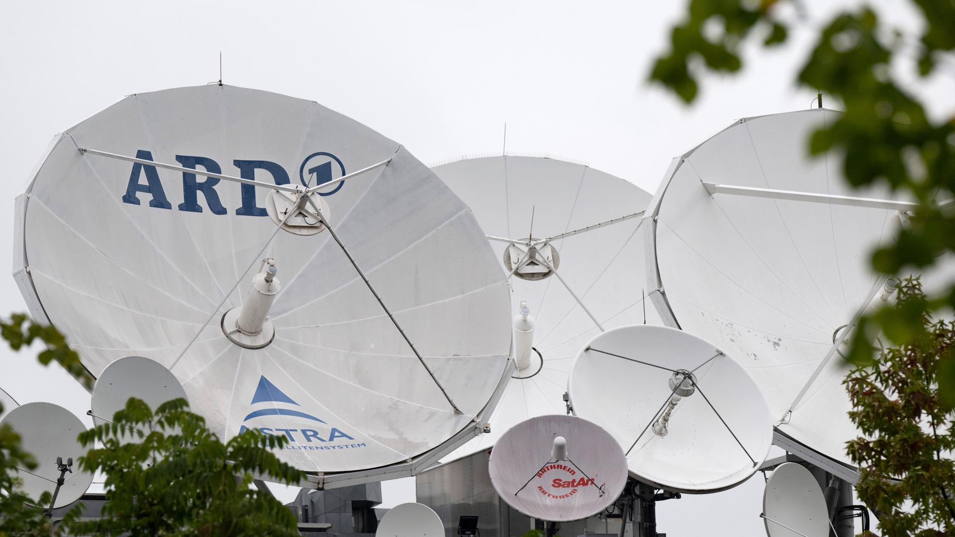 Satellitenschüsseln, eine davon mit ARD-Logo, befinden sich auf dem Gebäude der Zentrale des Hessischen Rundfunks (hr) am Dornbusch. Der hr ist Teil der ARD und die öffentlich-rechtliche Landesrundfunkanstalt in und für Hessen.