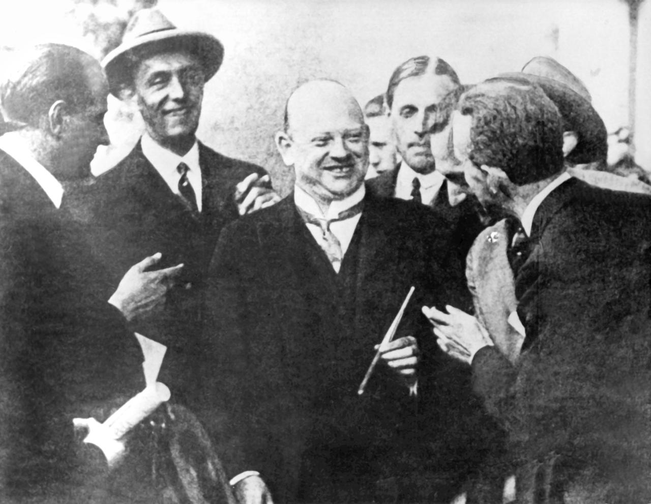 Der deutsche Politiker Gustav Stresemann (m), 1925 in Locarno