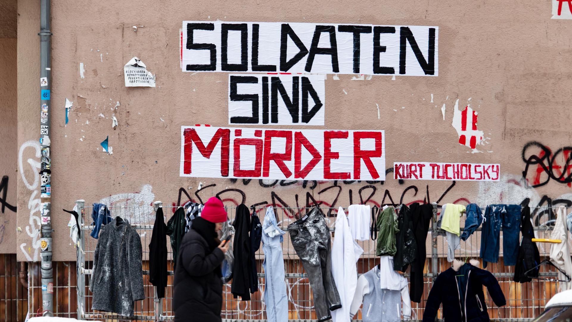 Kurt Tucholskys Zitat "Soldaten sind Mörder" auf einer Häuserwand in Berlin