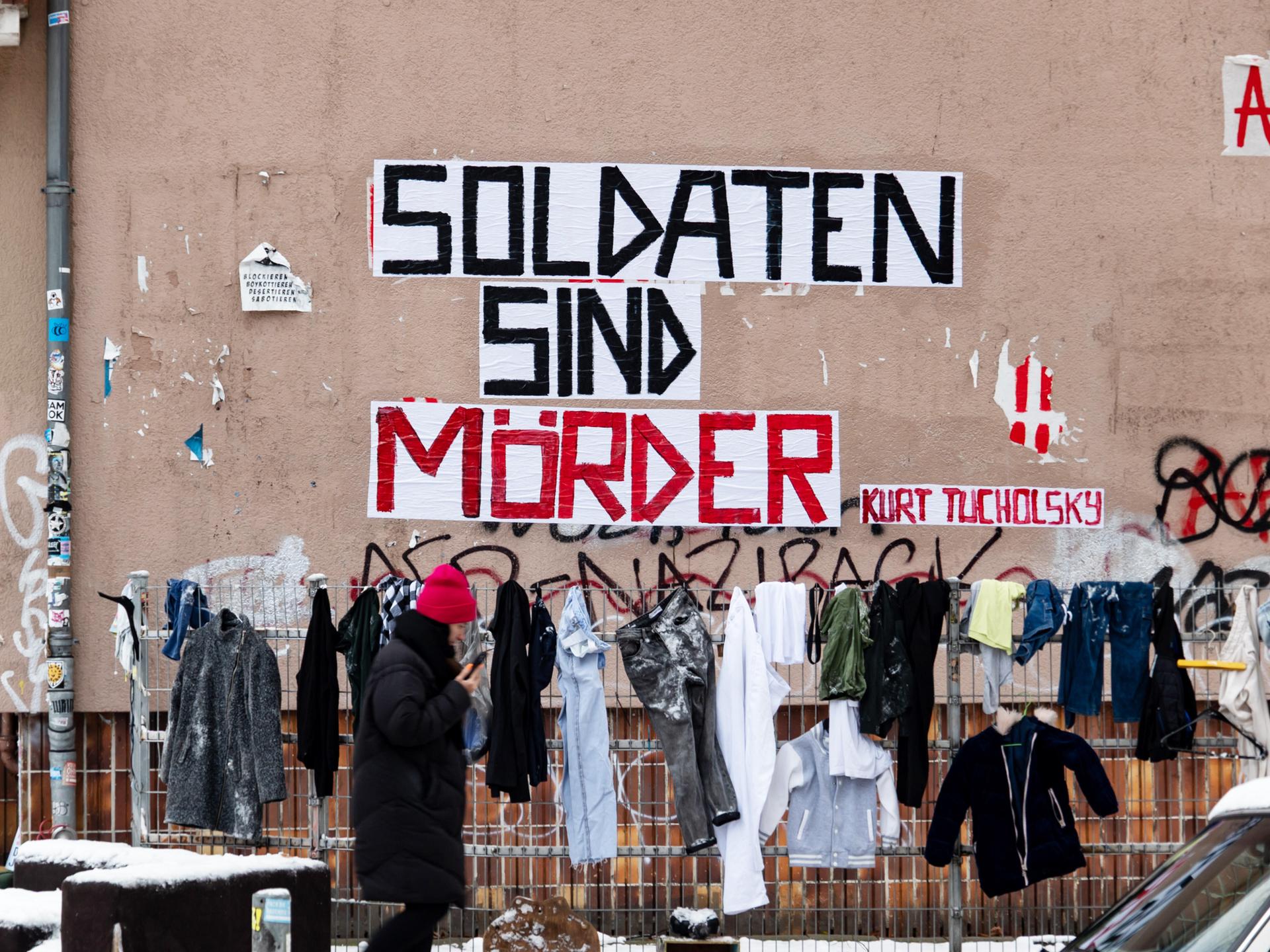 Kurt Tucholskys Zitat "Soldaten sind Mörder" auf einer Häuserwand in Berlin