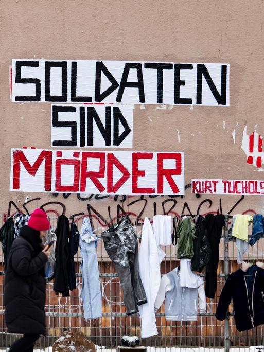 Kurt Tucholskys Zitat "Soldaten sind Mörder" auf einer Häuserwand in Berlin