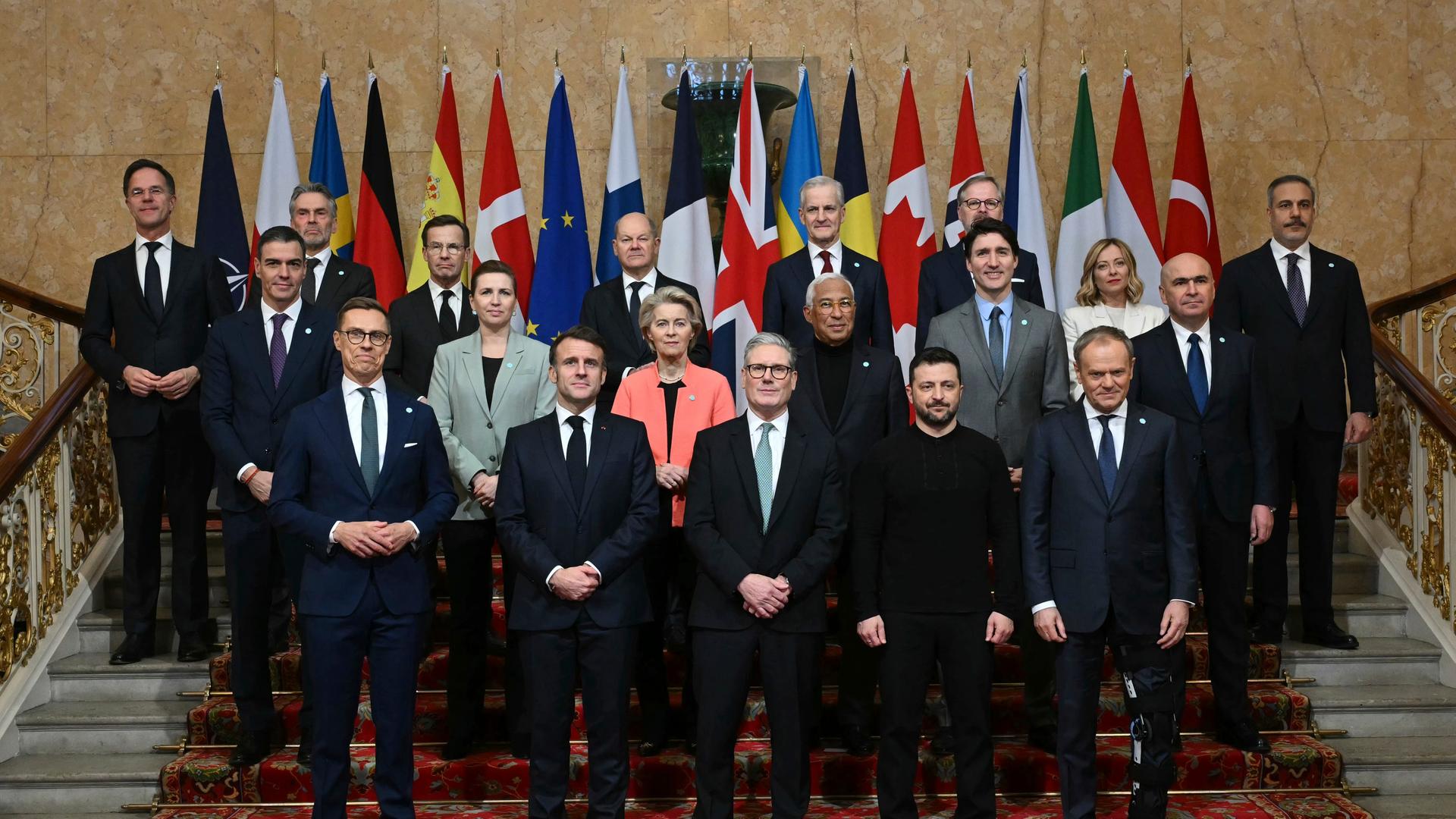 Der britische Premierminister Starmer posiert zusammen mit den Gästen des Ukraine-Gipfels in London für ein Gruppenfoto. Der britische Premierminister Starmer posiert zusammen mit den Gästen des Ukraine-Gipfels in London für ein Gruppenfoto.