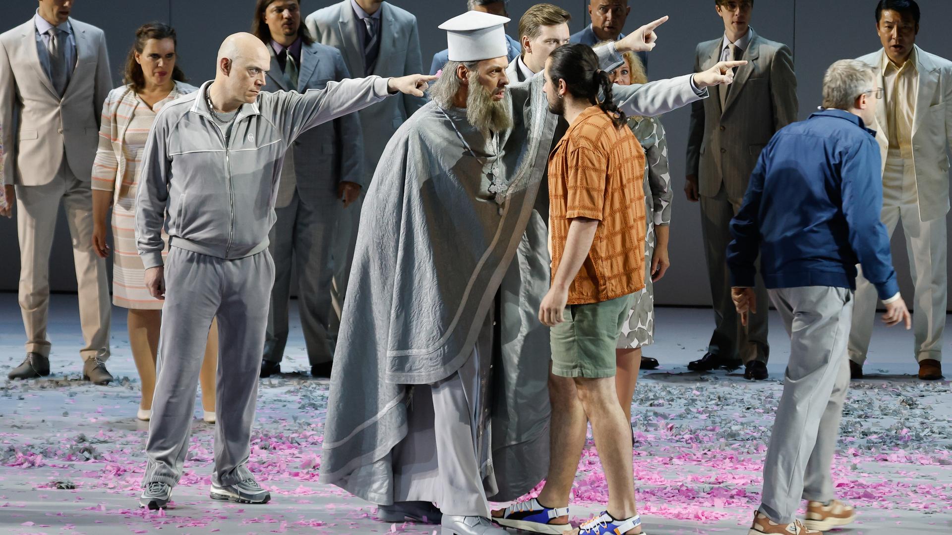 (v.l.) Robert Dölle (Ladas), Gabor Bretz (Priester Grigoris), Alejandro Balinas Vieites (Kostandis) während einer Probe zur Oper "Die Griechische Passion" von Bohuslav Martinu im Großen Festspielhaus in Salzburg, Österreich (v.l.) Robert Dölle (Ladas), Gabor Bretz (Priester Grigoris), Alejandro Balinas Vieites (Kostandis) während einer Probe zur Oper "Die Griechische Passion" von Bohuslav Martinu im Großen Festspielhaus in Salzburg, Österreich