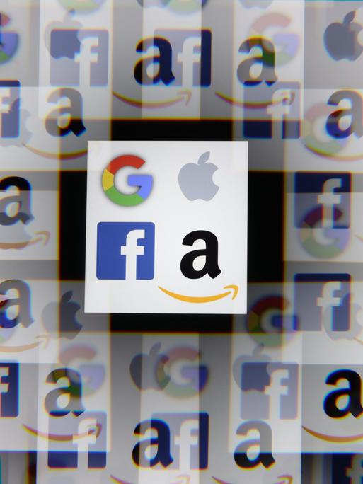 Logos von Google , Facebook, Amazon und Apple.