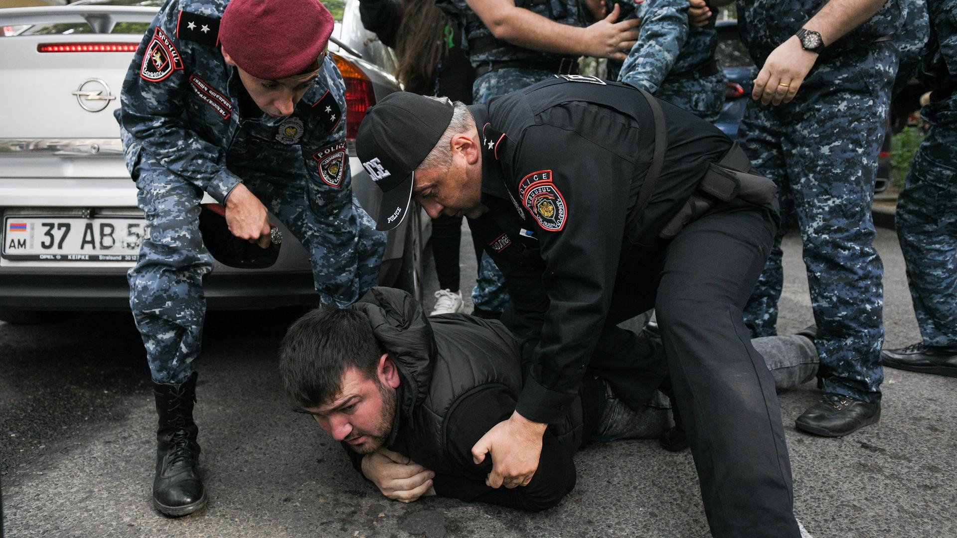 Armenien, Eriwan: Polizisten nehmen Demonstranten fest. 