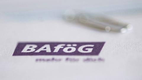 Ein Antrag auf Ausbildungsförderung nach dem Bundesausbildungsförderungsgesetz (BAföG) liegt auf einem Tisch. Das Bundesbildungsministerium hat einen ersten Entwurf für eine Bafög-Reform vorgelegt - und erntet dafür bereits Kritik.