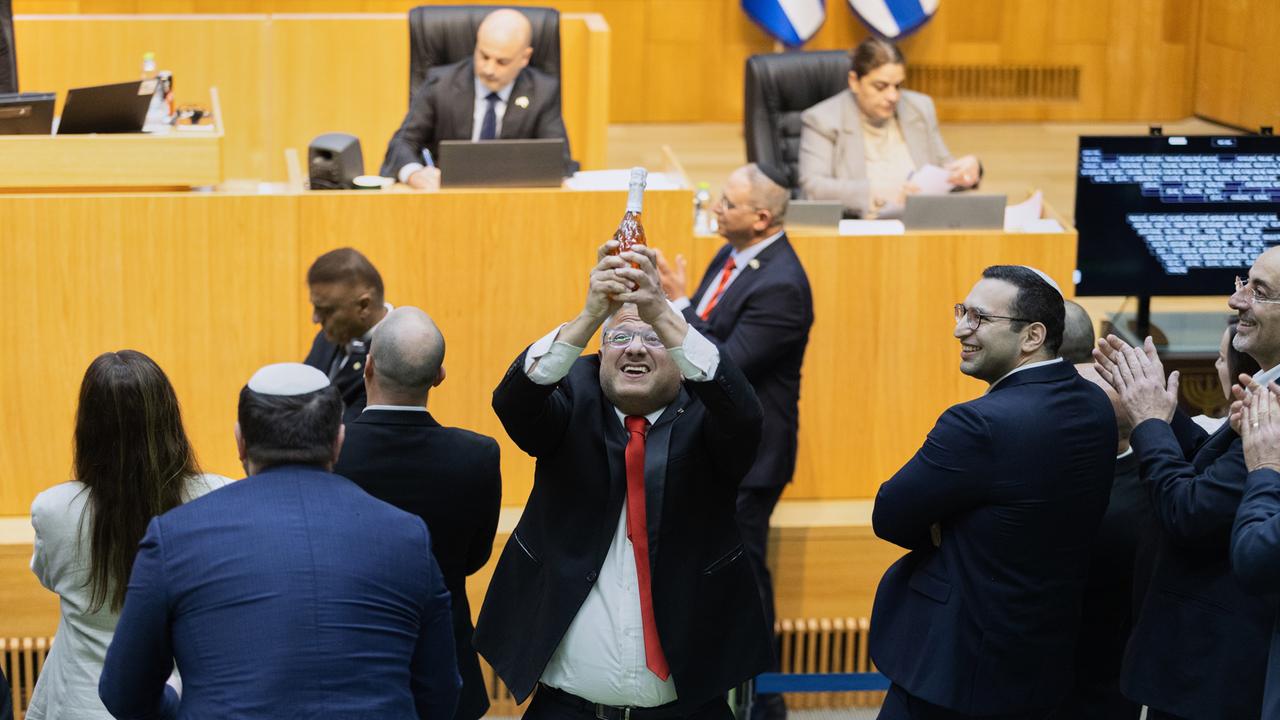 Israels Minister für nationale Sicherheit, Itamar Ben-Gvir (Mitte), und Abgeordnete feiern: Das Parlament in Israel hat einen Gesetzentwurf zur Einführung der Todestrafe für Terroristen gebilligt.