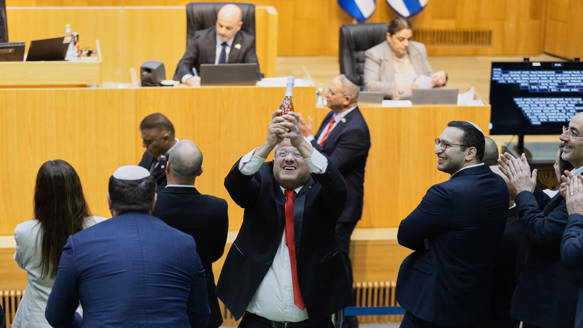 Israels Minister für nationale Sicherheit, Itamar Ben-Gvir (Mitte), und Abgeordnete feiern: Das Parlament in Israel hat einen Gesetzentwurf zur Einführung der Todestrafe für Terroristen gebilligt.