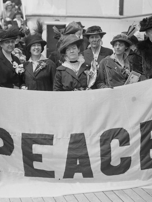 Suffragistische Friedensdelegierte auf Noordam: Mrs. P. Lawrence, Jane Addams, Anita Molloy