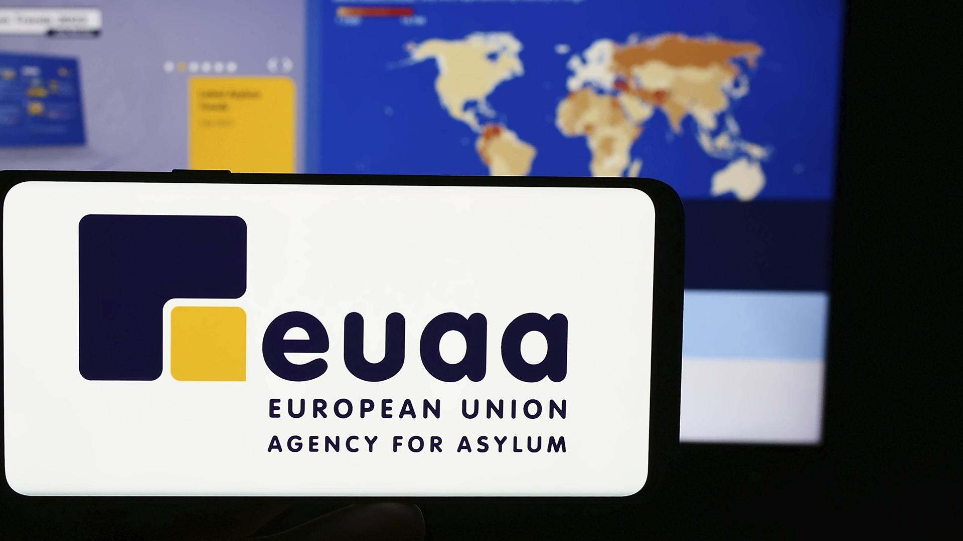 Das Logo der Asylagentur der Europäischen Union, euaa, auf einem Handy Das Logo der Asylagentur der Europäischen Union, euaa, auf einem Handy