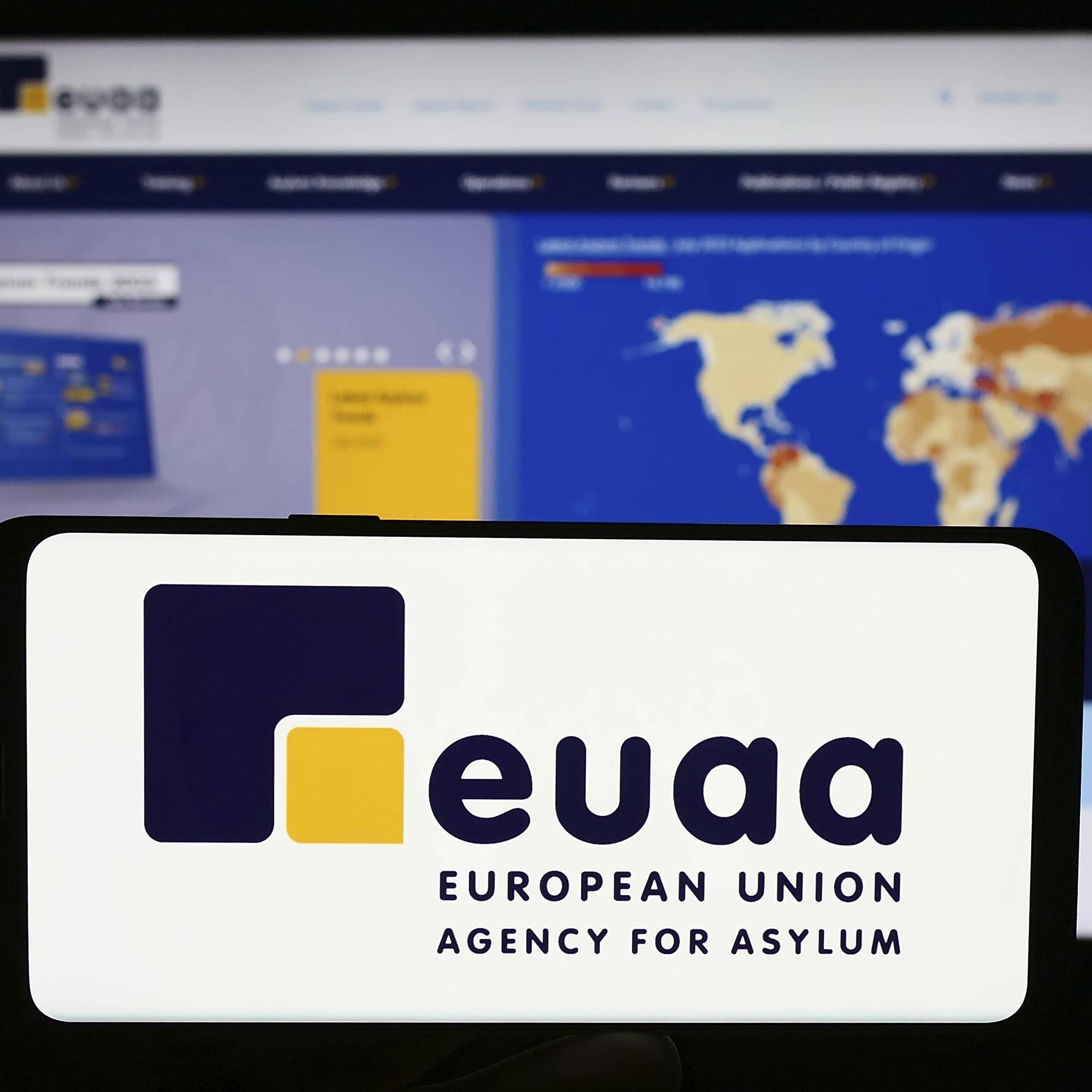 Das Logo der Asylagentur der Europäischen Union, euaa, auf einem Handy