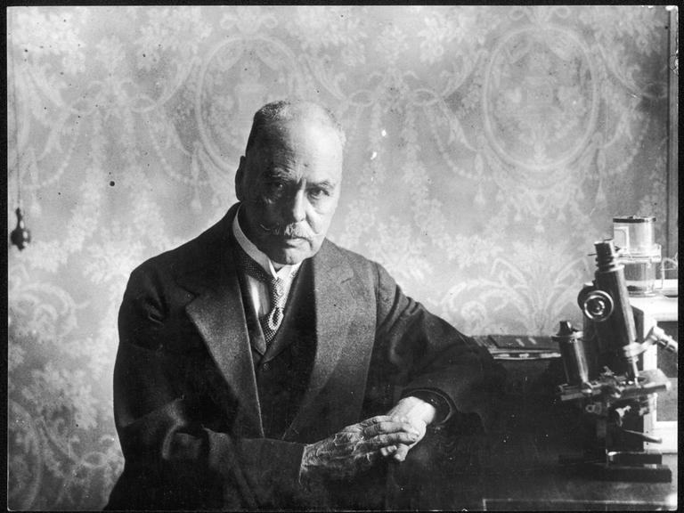 Der Tropenmediziner Ronald Ross erhielt für seine Malariaforschung 1902 den Medizin-Nobelpreis. Foto um das Jahr 1920