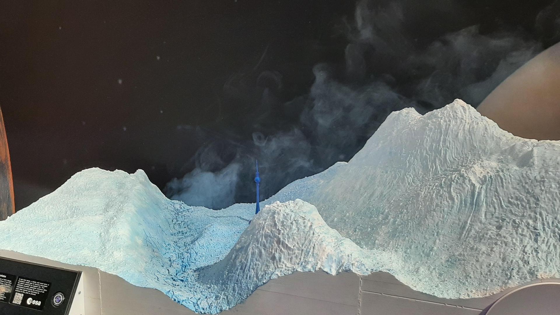 Ein ESA-Modell der Enceladus-Eislandschaft mit dem Berliner Funkturm als Höhenvergleich. 