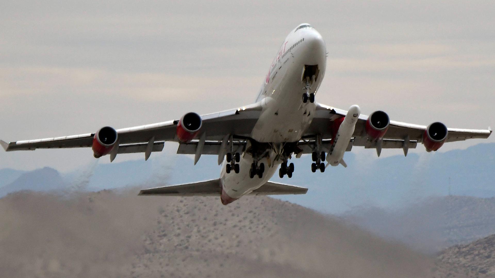 Start einer Virgin Orbit 747 im Jahr 2022 mit einer LauncherOne-Rakete in den USA