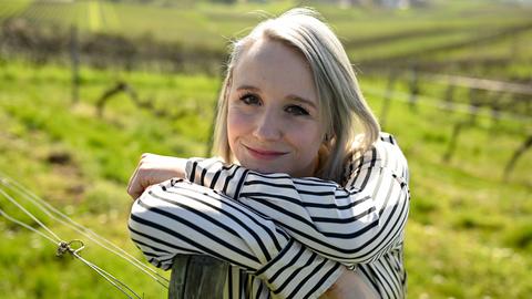 Winzerin Shanna Reis steht im Weinberg des Weinguts Reis & Luff auf dem Sonnenberg. Nach ihrem Studium an der Hochschule Geisenheim übernahm Shanna Reis 2017 das Weingut.