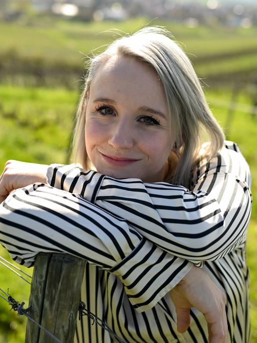 Winzerin Shanna Reis steht im Weinberg des Weinguts Reis & Luff auf dem Sonnenberg. Nach ihrem Studium an der Hochschule Geisenheim übernahm Shanna Reis 2017 das Weingut.