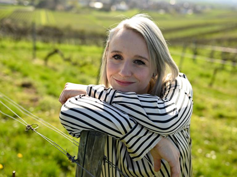 Winzerin Shanna Reis steht im Weinberg des Weinguts Reis & Luff auf dem Sonnenberg. Nach ihrem Studium an der Hochschule Geisenheim übernahm Shanna Reis 2017 das Weingut.