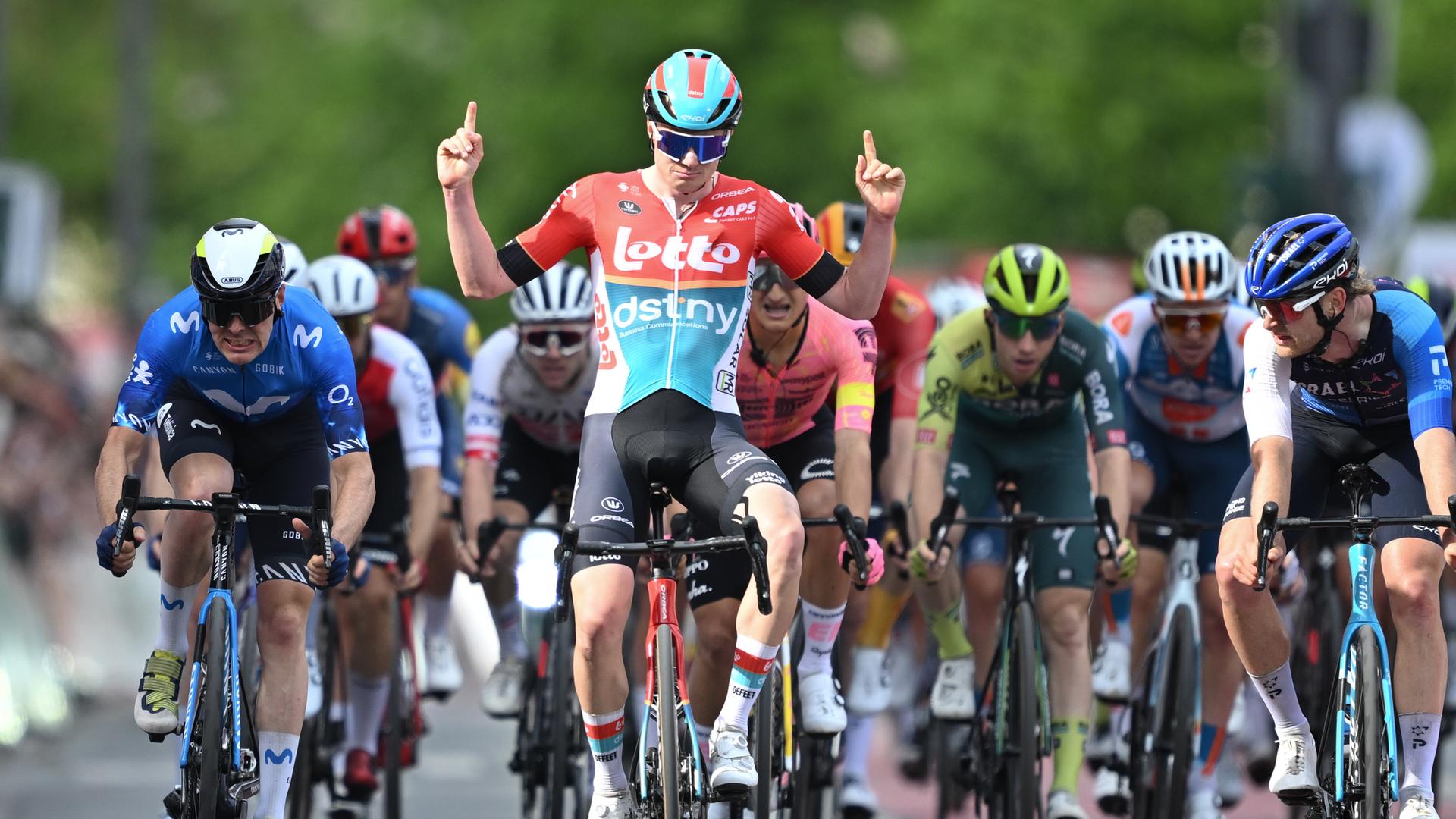 Maxim van Gils aus Belgien vom Team Lotto Dstny jubelt im Ziel an der Alten Oper. Maxim van Gils aus Belgien vom Team Lotto Dstny jubelt im Ziel an der Alten Oper.