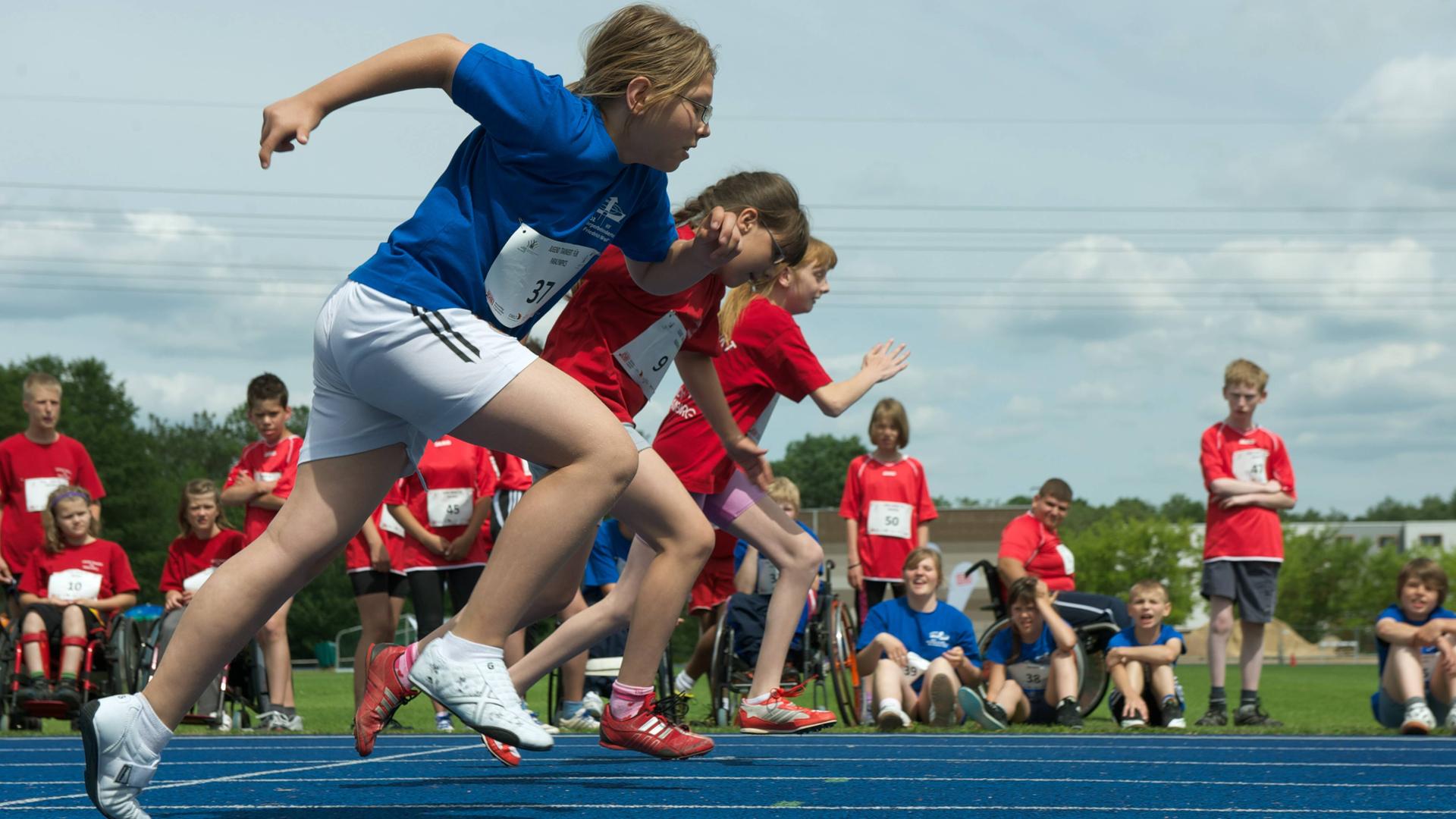 Start eines Rennens in der Leichtathletik.