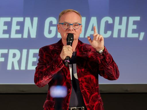Uwe Steimle, Kabarettist, spricht bei einer Veranstaltung der AfD Sachsen-Anhalt auf der Bühne.