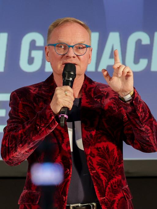 Uwe Steimle, Kabarettist, spricht bei einer Veranstaltung der AfD Sachsen-Anhalt auf der Bühne.