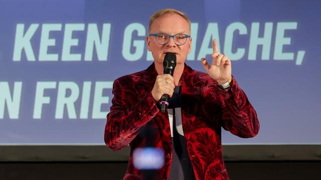 Uwe Steimle, Kabarettist, spricht bei einer Veranstaltung der AfD Sachsen-Anhalt auf der Bühne.