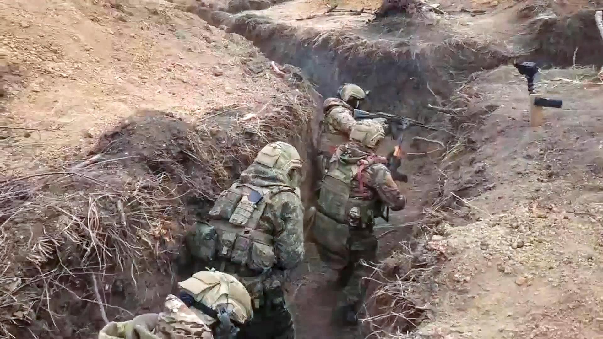 Auf diesem vom russischen Verteidigungsministerium freigegebenen Bild sieht man Soldaten im Großraum Donetsk in einem Schützengraben.