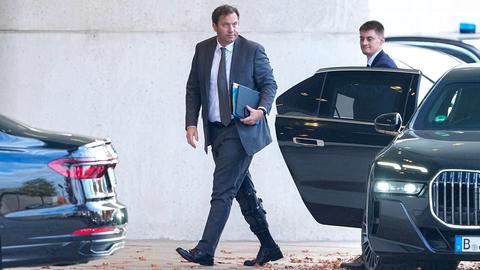 Der SPD-Politiker Klingbeil ist aus einem Auto ausgestiegen und läuft zum Eingang des Bundeskanzleramts. Er trägt einen dunkelblauen Anzug; die Tür des Autos ist noch geöffnet.