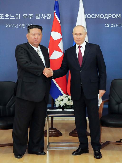 Auf diesem von der nordkoreanischen Regierung zur Verfügung gestellten Foto schütteln sich der nordkoreanische Staatschef Kim Jong Un (links) und der russische Präsident Wladimir Putin die Hände.
