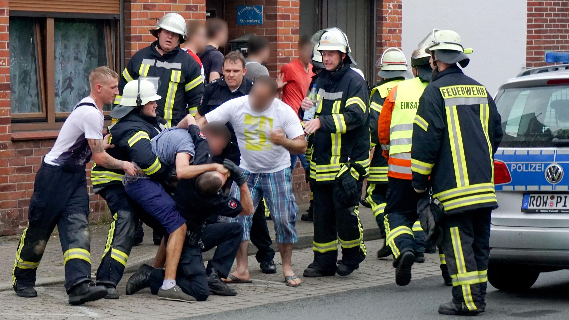 Drei Männer behindern am 05.07.2015 in Bremervörde (Niedersachsen) nach einem tödlichen Unfall die Arbeit der Rettungskräfte. Es kommt zu Handgreiflichkeiten. 