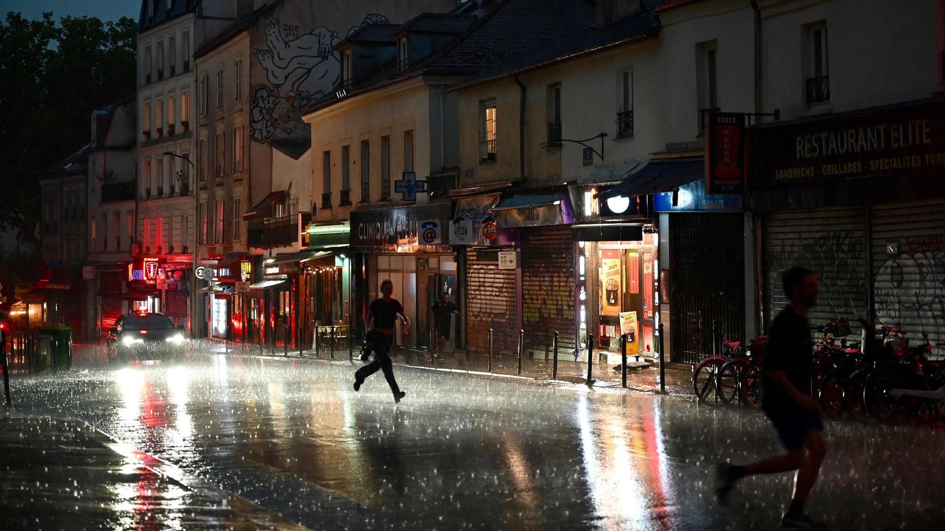 Paris: Menschen suchen während eines Gewitters im 20. Arrondissement von Paris Schutz.