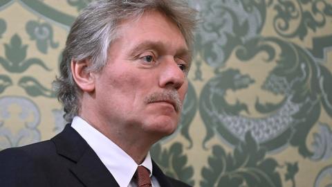 Das Foto zeigt Dmitri Peskow. Er blickt ernst. (Archivbild)