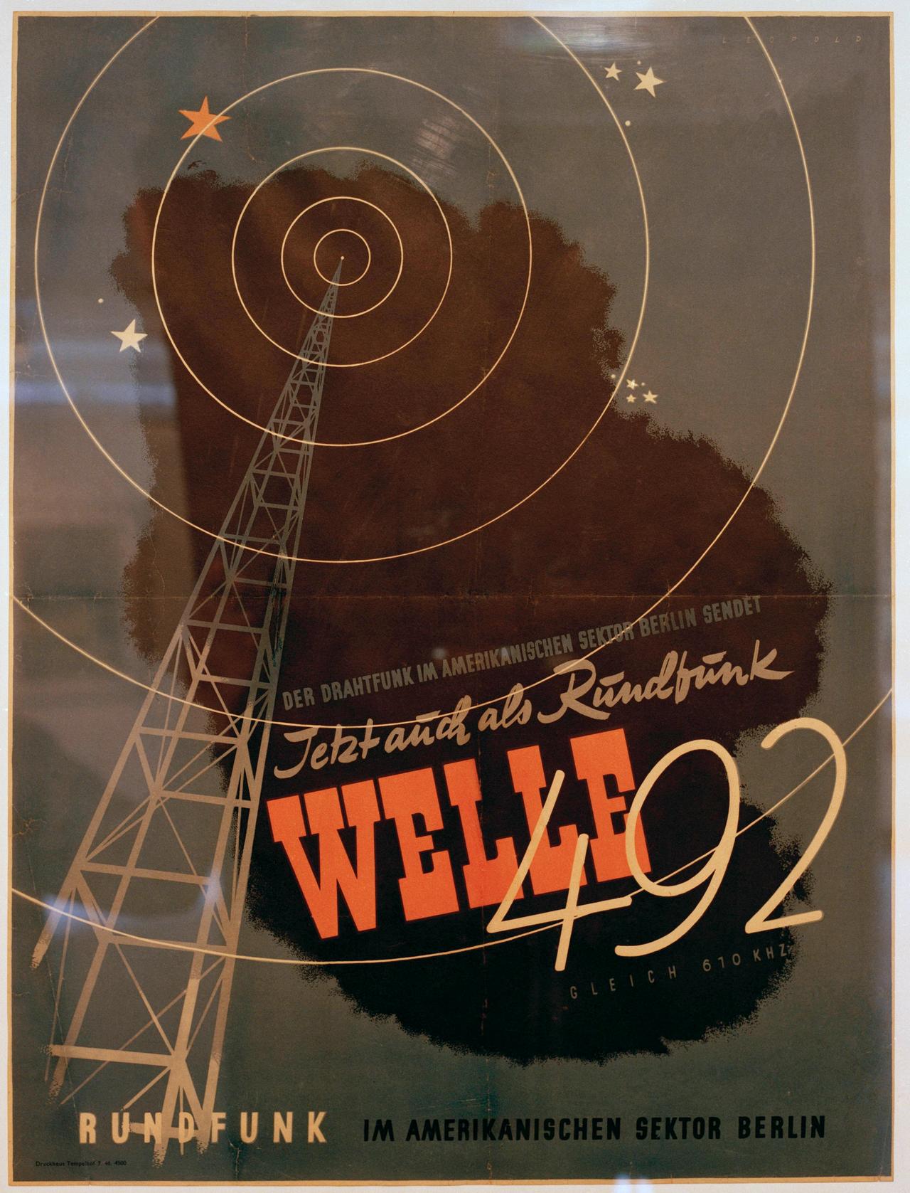 Plakat von 1946: RIAS Rundfunksender, 1945 von der US-amerikanischen Militärverwaltung gegründet, mit der Aufschrift: "Der Drahtfunk im amerikanischen Sektor Berlin sendet / Jetzt auch als Rundfunk Welle 492"