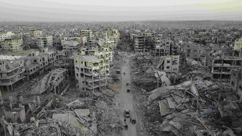 Luftbild der Zerstörung im Viertel Sheikh Ridwan in Gaza Stadt: Zerbombte Häuser, einige sind nur noch Schutt und Asche. Auf einer Straße laufen Menschen, die nach dem Waffenstillstandsabkommen unter schwierigsten Bedingungen überleben. Luftbild der Zerstörung im Viertel Sheikh Ridwan in Gaza Stadt: Zerbombte Häuser, einige sind nur noch Schutt und Asche. Auf einer Straße laufen Menschen, die nach dem Waffenstillstandsabkommen unter schwierigsten Bedingungen überleben.