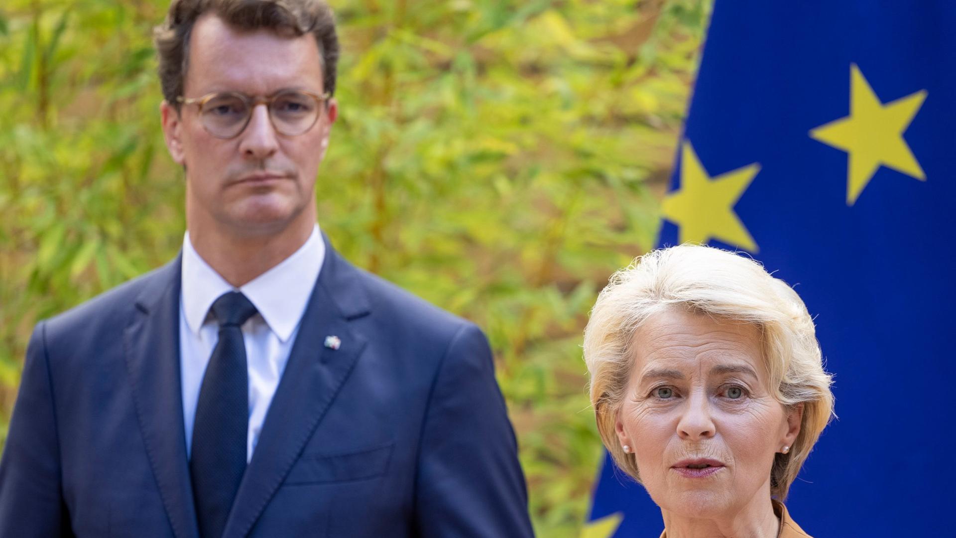 Belgien, Brüssel: Ursula von der Leyen, Präsidentin der Europäischen Kommission, spricht bei einem Statement in der Vertretung des Landes Niedersachsen bei der Europäischen Union in Brüssel neben Hendrik Wüst (CDU, l), Ministerpräsident von Nordrhein-Westfalen. Belgien, Brüssel: Ursula von der Leyen, Präsidentin der Europäischen Kommission, spricht bei einem Statement in der Vertretung des Landes Niedersachsen bei der Europäischen Union in Brüssel neben Hendrik Wüst (CDU, l), Ministerpräsident von Nordrhein-Westfalen.