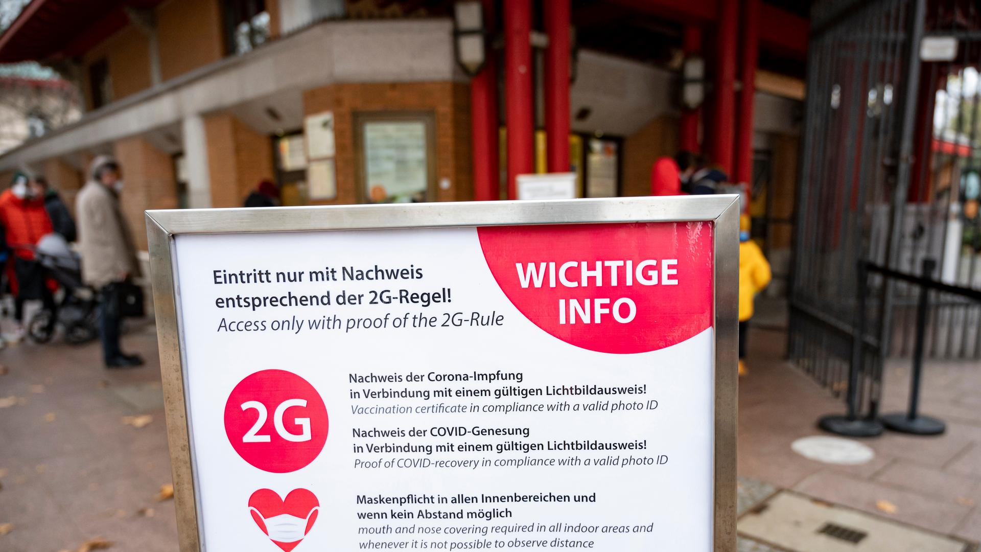 Auf einem Schild vor dem Berliner Zoo wird auf die 2G-Regel hingewiesen.