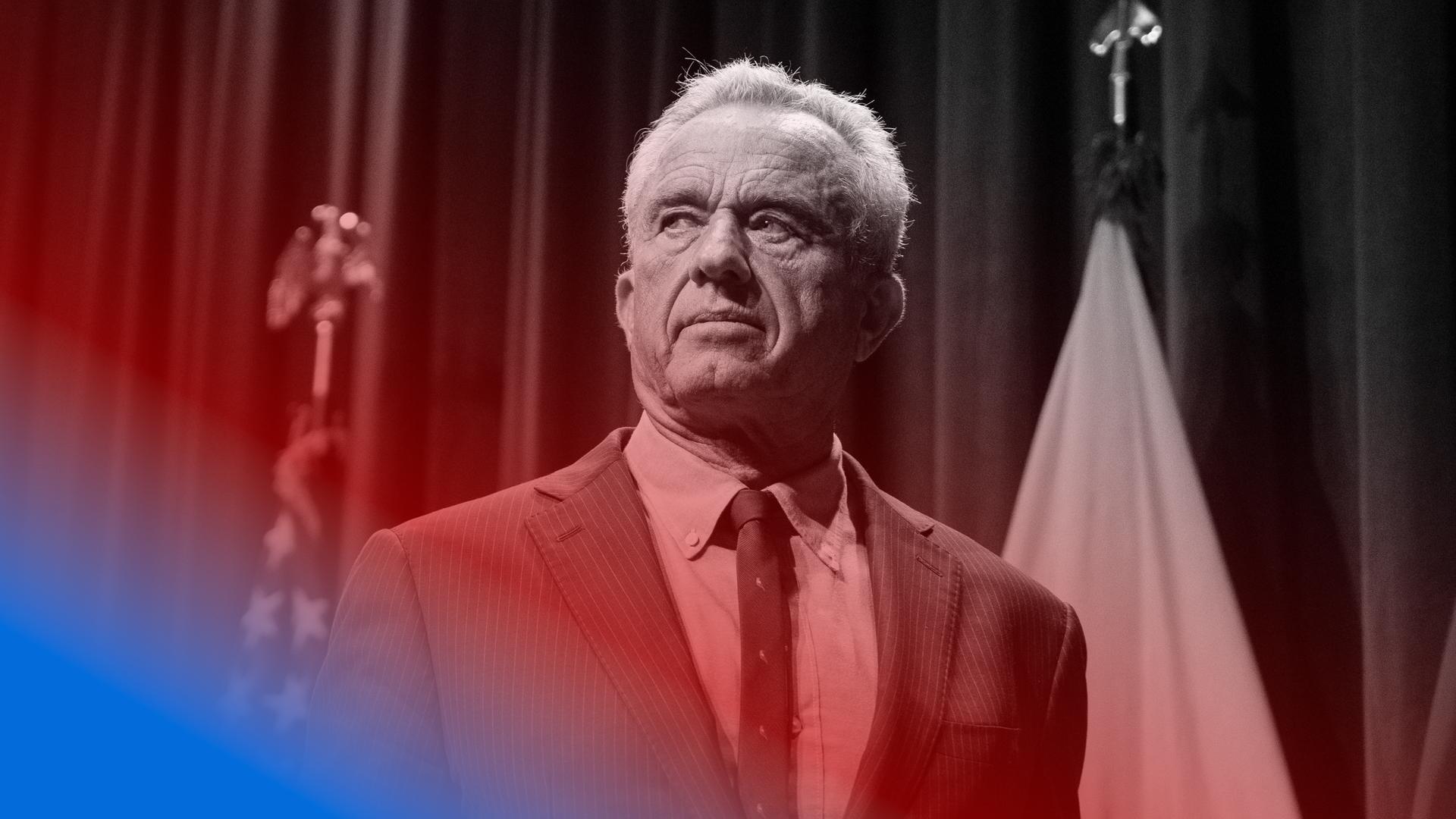 Blau eingefärbtes Portrait von Robert F. Kennedy Jr., der vor einer amerikanischen Flagge steht und zur Seite schaut.