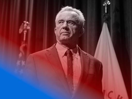 Blau eingefärbtes Portrait von Robert F. Kennedy Jr., der vor einer amerikanischen Flagge steht und zur Seite schaut.