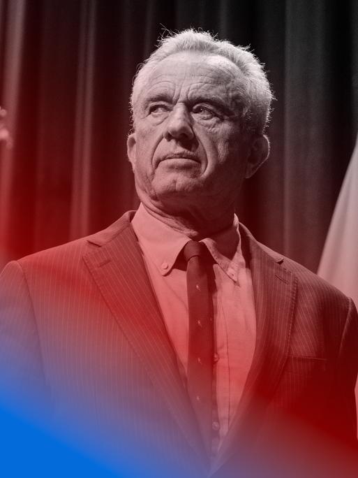 Blau eingefärbtes Portrait von Robert F. Kennedy Jr., der vor einer amerikanischen Flagge steht und zur Seite schaut.