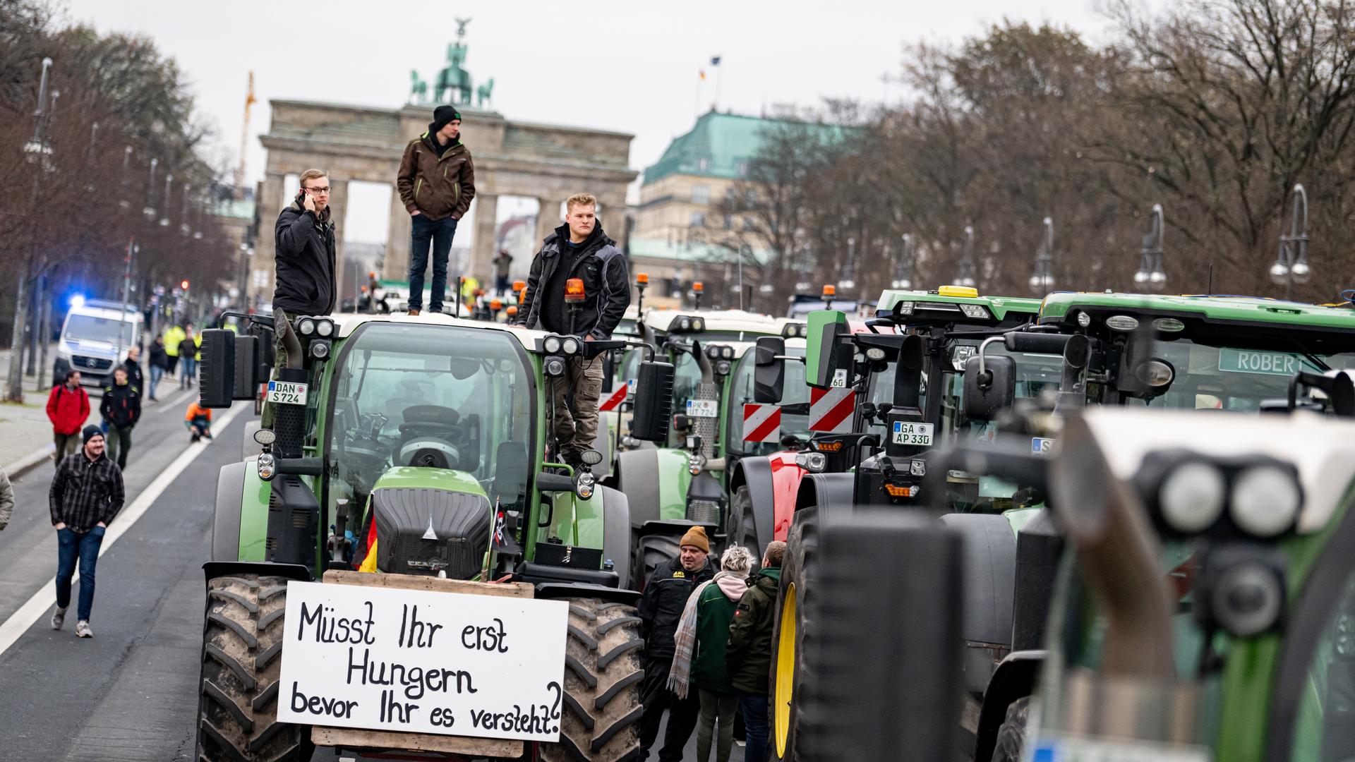 Landwirte nehmen mit Traktoren mit der Aufschrift „Müsst ihr erst Hungern bevor ihr es versteht“ auf einer Demonstration des Deutschen Bauernverbandesvor dem Brandenburger Tor teil. Landwirte nehmen mit Traktoren mit der Aufschrift „Müsst ihr erst Hungern bevor ihr es versteht“ auf einer Demonstration des Deutschen Bauernverbandesvor dem Brandenburger Tor teil.