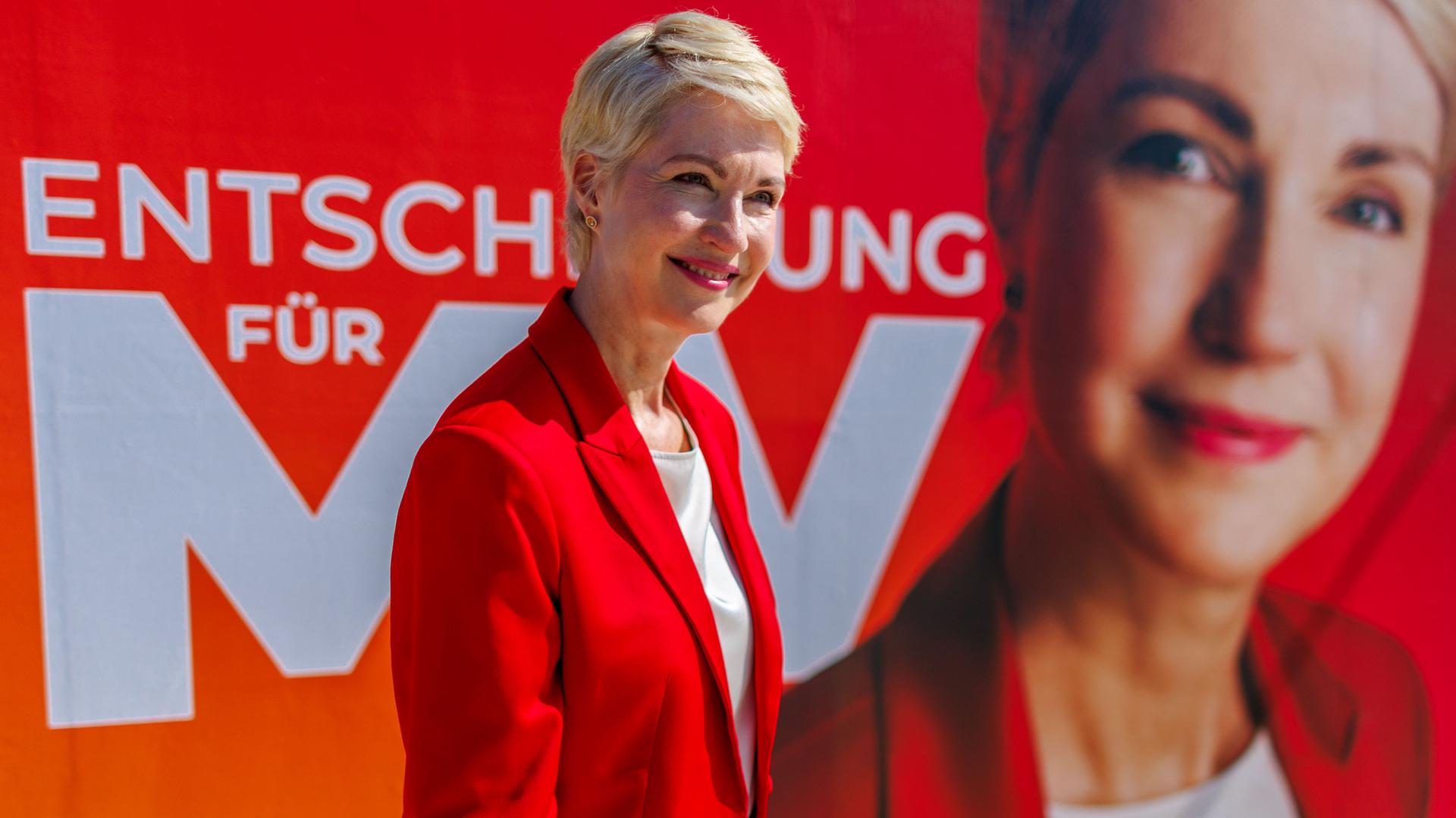 Manuela Schwesig (SPD), Ministerpräsidentin von Mecklenburg-Vorpommern und Spitzenkandidatin ihrer Partei für die Landtagswahl, präsentiert Wahlplakate. Manuela Schwesig (SPD), Ministerpräsidentin von Mecklenburg-Vorpommern und Spitzenkandidatin ihrer Partei für die Landtagswahl, präsentiert Wahlplakate.