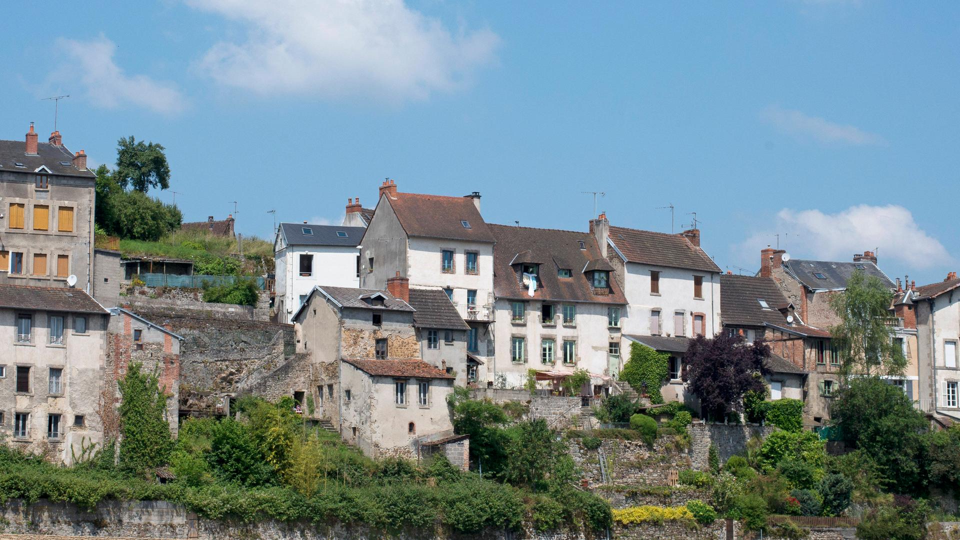 Verfallene Häuser an einem Hang in dem Ort La Creuse in Frankreich