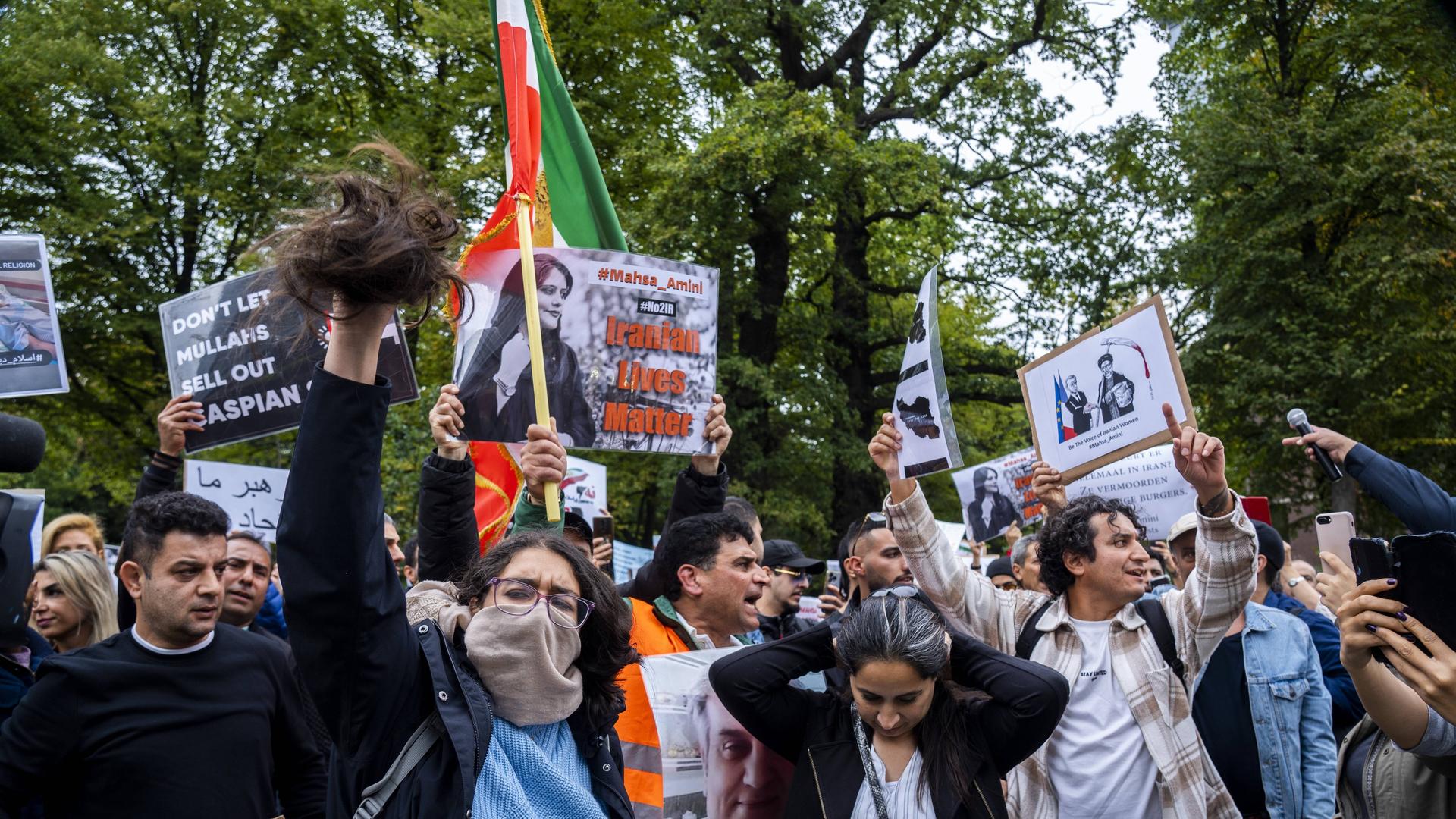Menschen protestieren in Den Haag gegen das iranische Regime.